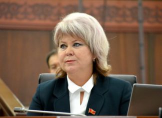 Депутат Ирина Карамушкина: Жээнбековы – соучастники Атамбаева. Они должны нести ответственность вместе с ним