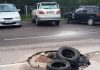 В 5-м микрорайоне Бишкека яму залатали старыми автомобильными покрышками