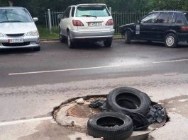 В 5-м микрорайоне Бишкека яму залатали старыми автомобильными покрышками