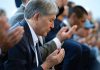 Президент Алмазбек Атамбаев принял участие в праздничном айт-намазе по случаю Орозо айта