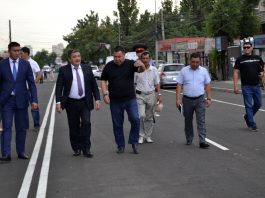 Мэр Бишкека Албек Ибраимов посетил недавно отремонтированную улицу Суеркулова