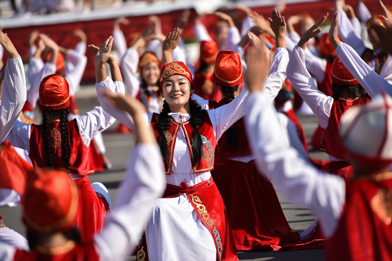 Первый в республике национальный. Нооруз в Кыргызстане. Национальный танец Киргизии. Кыргызские национальные танцы. Танцы народов Киргизии.