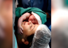 Обнявшая маму новорожденная девочка растрогала соцсети (видео)