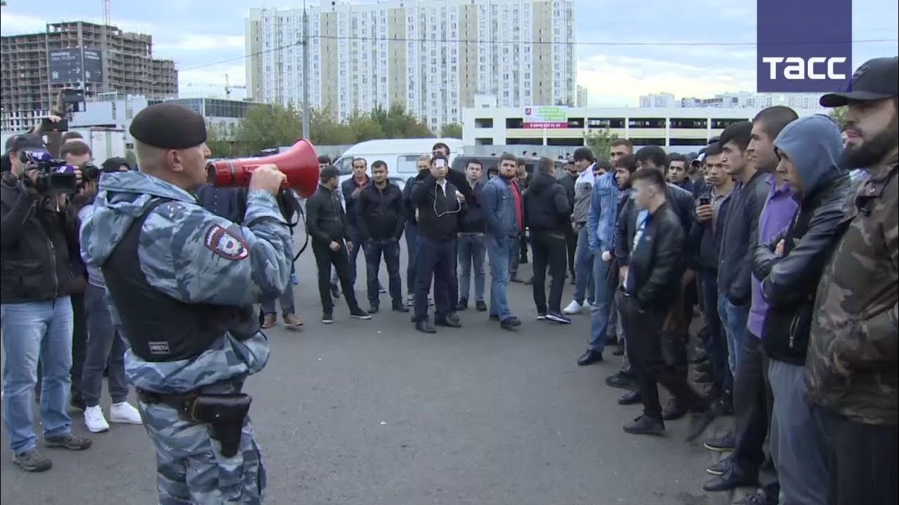 Рейды в москве на мигрантов. Полиция задержала мигрантов. Задержание мигрантов в Москве. Задержали мигрантов в Москве. Задержания мигрантов ОМОНОМ В Москве.