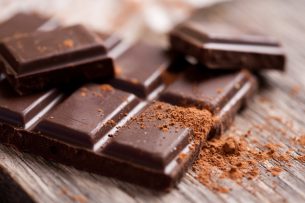 Шоколад защищает от деменции и снижает давление