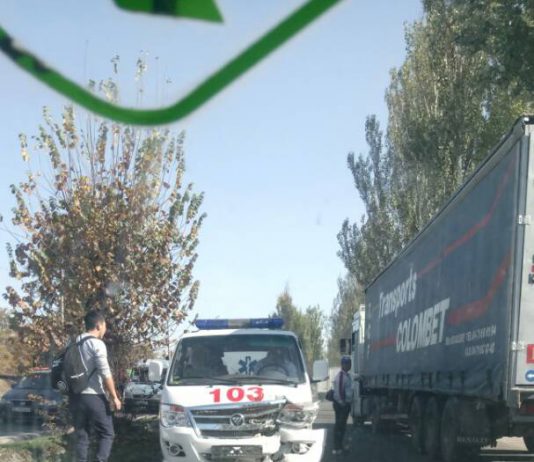 В Бишкеке карета скорой помощи попала в аварию