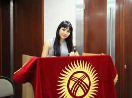 Сотрудники ГУУР МВД пытались задержать дочь и жену депутата Каната Исаева (видео)