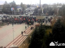 Несколько сотен кыргызстанцев вышли на митинг в Таласе