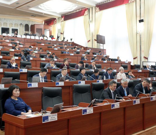 В Жогорку Кенеше вновь затеяли спор о госпособиях