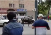 Бык, разгуливающий в центре Бишкека, забодал двух человек (видео)