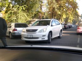 Очевидец K-News: «Lexus» припарковали вторым рядом на встречной полосе