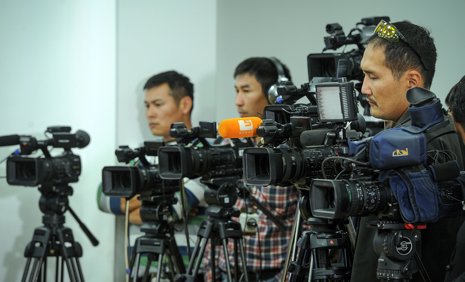 Блогеров сми. Журналисты Кыргызстана. Журналист Узбекистан. СМИ Кыргызстана под давлением. Пресса Кыргызстан.
