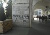 «Тазалык» просит помощи в поимке «Leo», оставляющего надписи на зданиях и тротуарах Бишкека