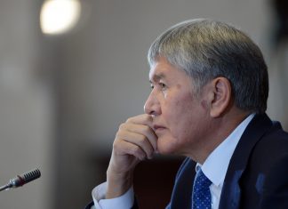 Экс-президент Алмазбек Атамбаев вылетает в Россию, но не через аэропорт «Манас» (видео)