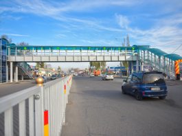 Возле Аламединского рынка открыли надземный пешеходный переход