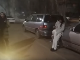 В Бишкеке автомобиль, которым управляла пьяная девушка, протаранил несколько машин (видео)