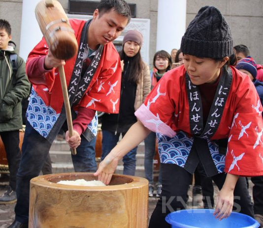 Бишкекчан научили готовить «Пищу Богов» — японские лепешки (видео)
