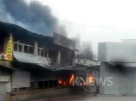 Очевидец: на Ошском рынке горят торговые павильоны, людей эвакуировали (видео)