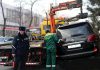 Эвакуатор уронил и повредил автомобиль Lexus в центре Бишкека