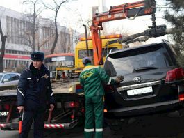 Эвакуатор уронил и повредил автомобиль Lexus в центре Бишкека