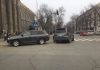 В центре Бишкека автолюбители паркуются прямо на перекрестке — очевидец