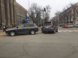 В центре Бишкека автолюбители паркуются прямо на перекрестке — очевидец
