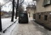 Водитель внедорожника припарковался на тротуаре по ул. Тоголока Молдо — очевидец