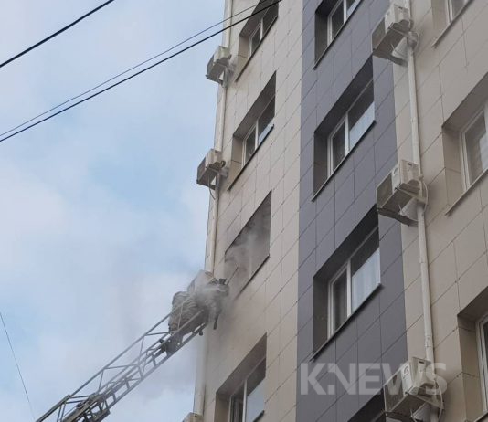 Подросток, выпрыгнувший с пятого этажа во время пожара в Бишкеке, скончался — ГУВД
