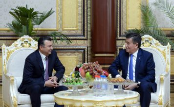 Президенты Кыргызстана и Таджикистана начали переговоры в узком составе