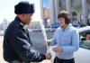 В Бишкеке сотрудники УОБДД поздравили автоледи с 8 марта (фото)
