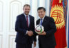 Сооронбай Жээнбеков подарил сборной Кыргызстана по футболу 1 млн сомов