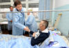Сапар Исаков навестил в больнице раненного в ходе инцидента на кыргызско- узбекской границе