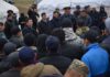 Митинг на Иссык-Куле: Полпред области просит людей разойтись