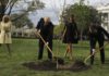 Трамп и Макрон вместе с женами посадили дерево. Как шутят об этом в Твиттере