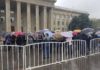 Реализаторы Ошского рынка продолжают митинговать. Люди настроены агрессивно