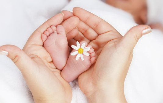 Малыш, которого родила в Петербурге 15-летняя кыргызстанка и спрятала в холодильник, полностью поправился