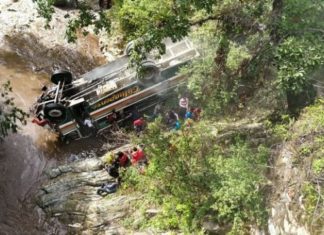 Опубликовано видео с места страшной аварии автобуса со студентами в Гватемале