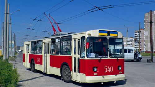 "Обозвал колхозником". В Бишкеке водитель троллейбуса ударил пассажира молотком по голове