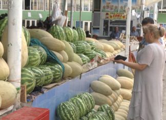 «Цены кусаются»: дыни и арбузы не по карману таджикистанцам