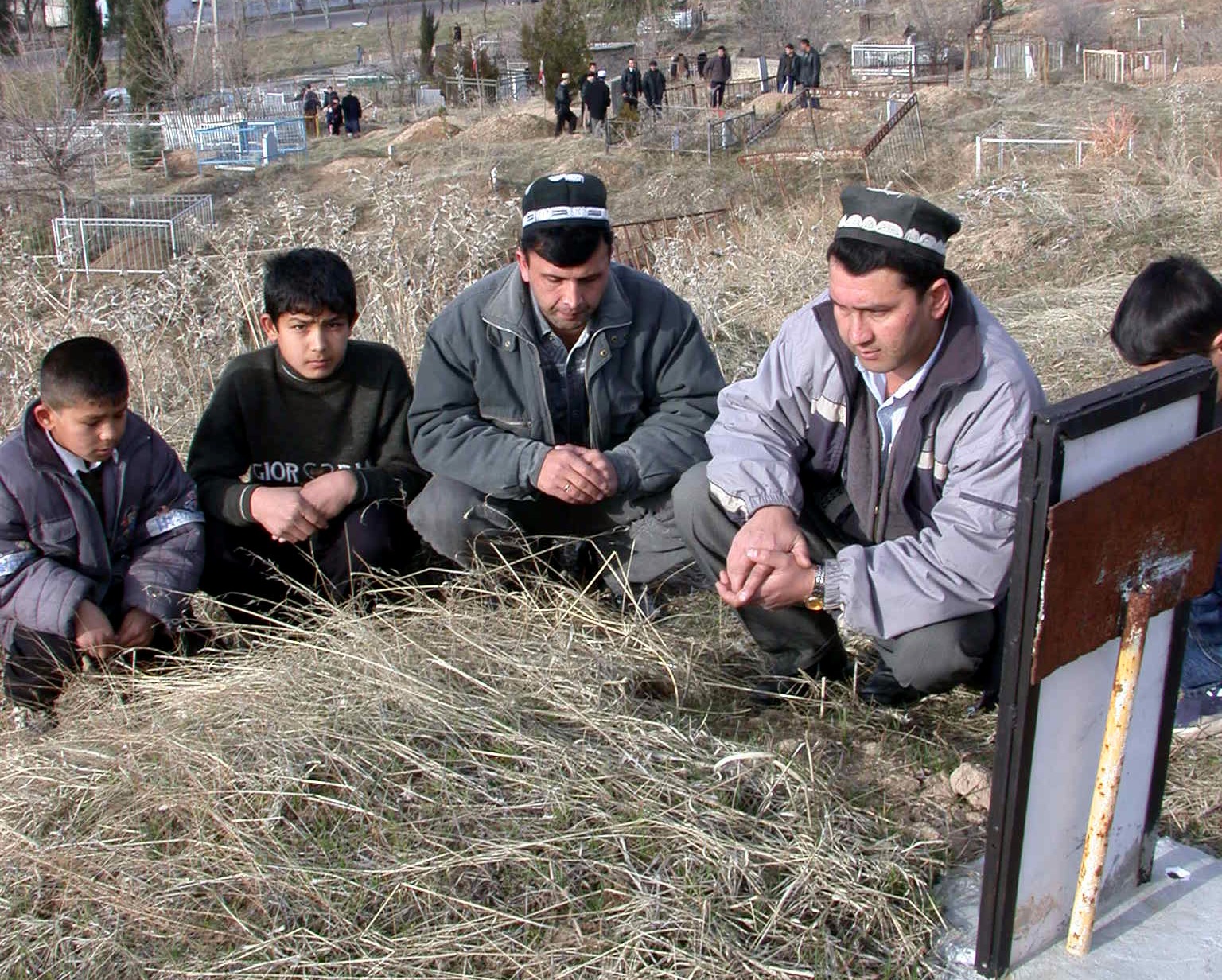 Таджиков поставили. Кладбище в Таджикистане. Мусульманские кладбища в Таджикистане. Кладбище мусульман в Узбекистане.
