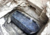 Ученые рассказали о погребенных в гигантском черном саркофаге