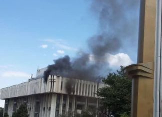 В Бишкеке горит здание Филармонии (фото, видео)