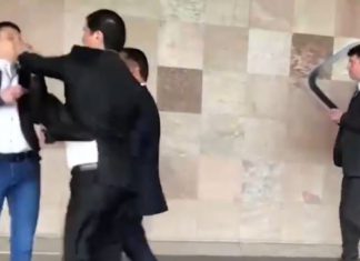 В Варшаве произошла драка между членами делегации Таджикистана и оппозиционерами (видео)