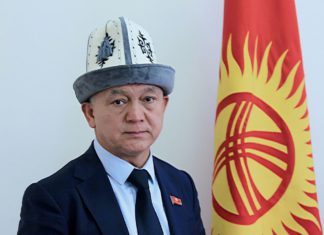 Депутат ЖК извинился за то, что неправильно исполнил гимн Кыргызстана