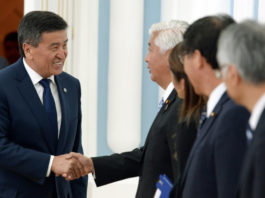 Сооронбай Жээнбеков принял лидера Парламентской дружеской лиги Японии Гена Накатани