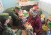 Пограничники Кыргызстана по всей стране поздравляют пожилых людей и оказывают им помощь