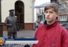 Белорусская милиция заставила подростка извиняться перед скульптурой
