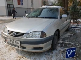 В Бишкеке водитель припарковался на месте для лиц с ОВЗ, сбив указатель