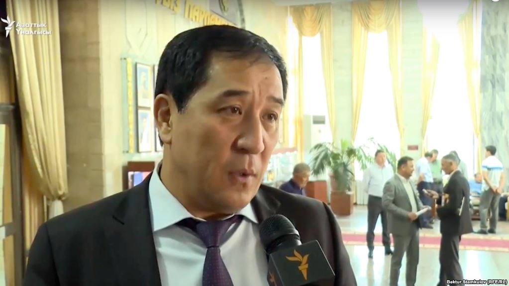 АКС ГКНБ Кыргызстана возбудила уголовное дело в отношении депутата Алиярбека Абжалиева. Свата Сооронбая Жээнбекова подозревают в незаконном обогащении