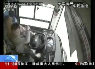 Китайский автобус упал в реку из‐за драки водителя и пассажирки. Видео